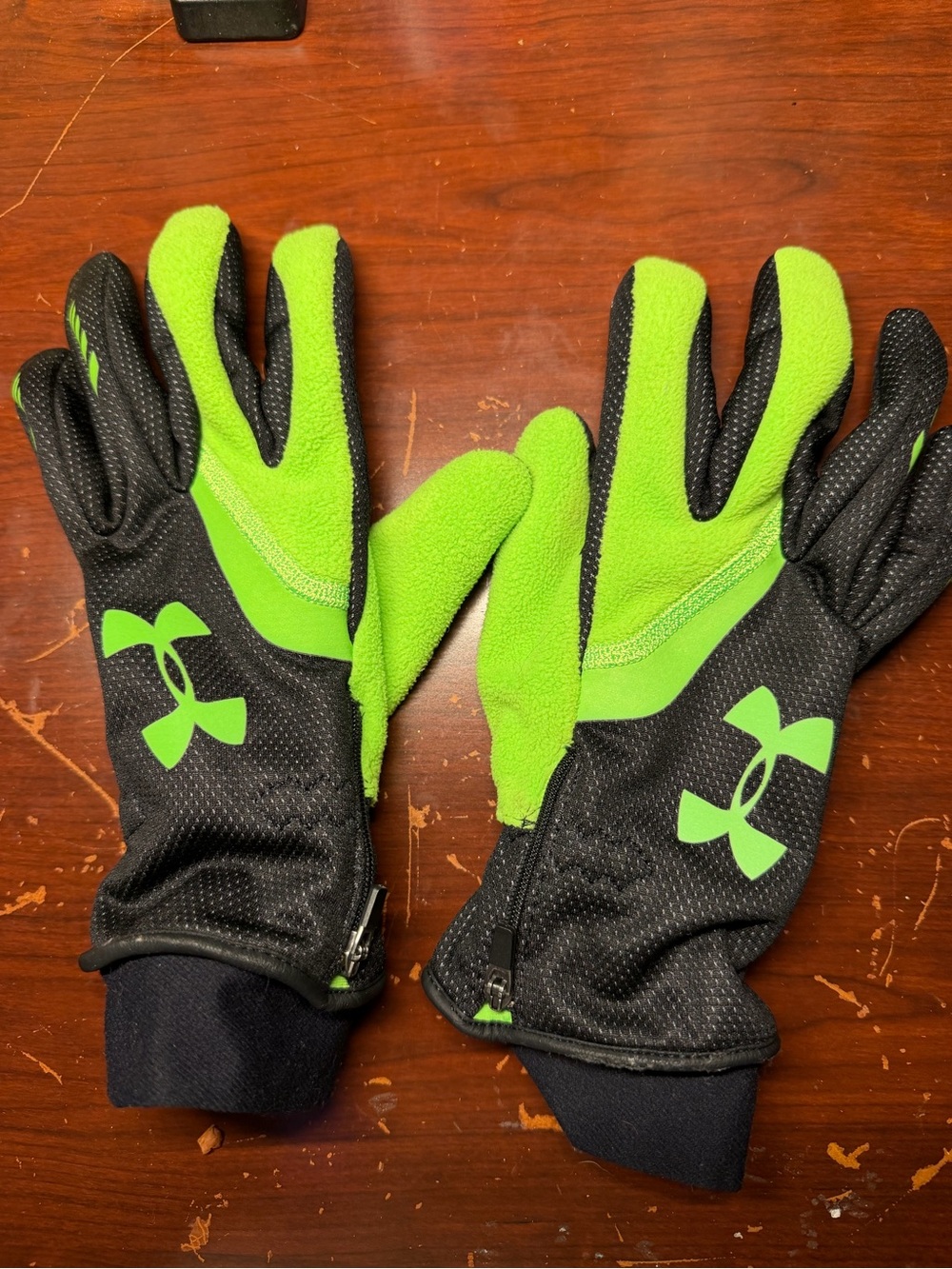 Under Armour ColdGear Women's Field Player Gloves - Size Medium - Like New